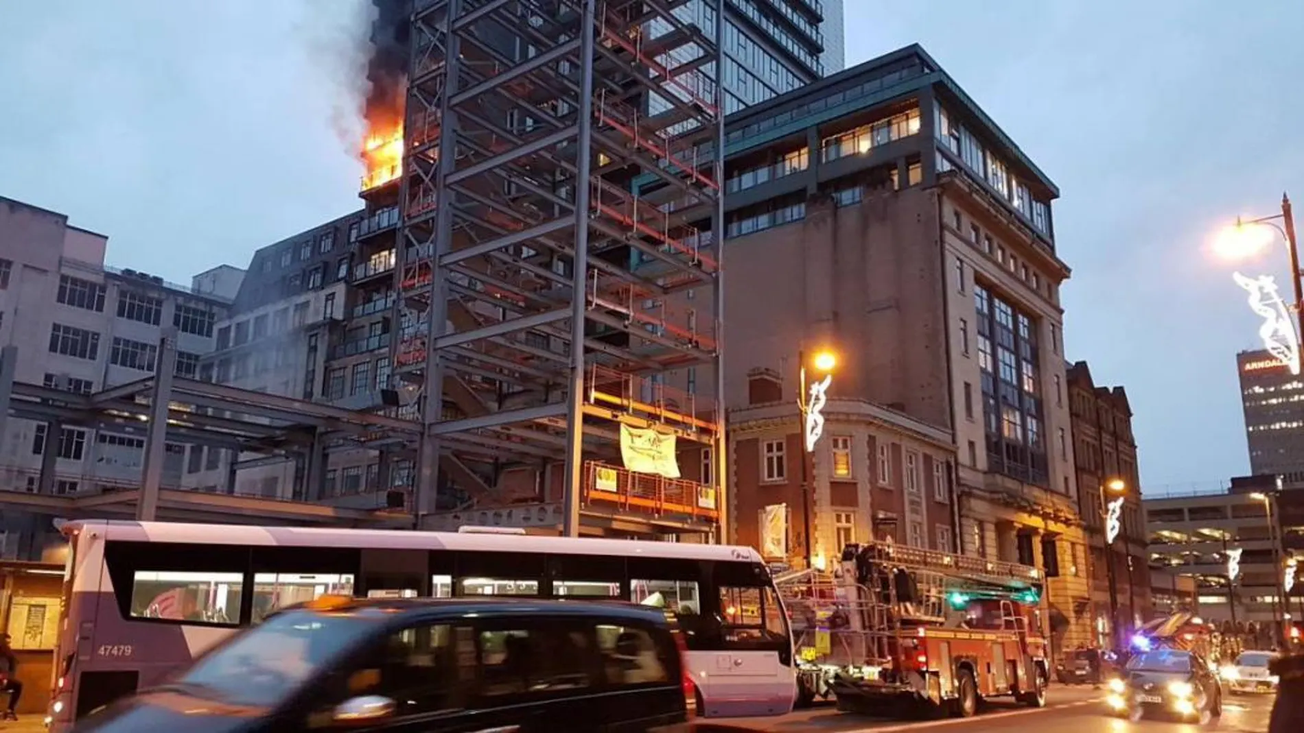 Imagen del bloque de pisos en llamas