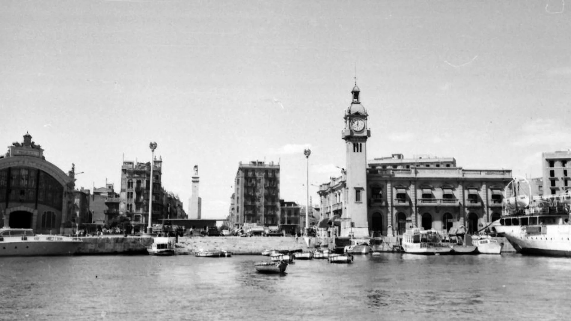 Imagen del aspecto que lucía la escalera a finales de los años sesenta. Ahora el puerto de Valencia estudiar recuperarla por el valor histórico que aporta para toda la ciudad en general y para las instalaciones portuarias en particular