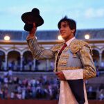 Ángel Téllez dando la vuelta al ruedo en Sevilla