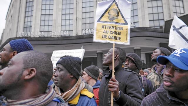 Manifestación en Bruselas contra el ministro Theo Francken por expulsar de Bélgica a refugiados que fueron torturados al llegar a Sudán