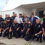 El ministro del Interior, Juan Antonio Zoido, el pasado 4 de octubre, con varios agentes en el Puerto de Barcelona