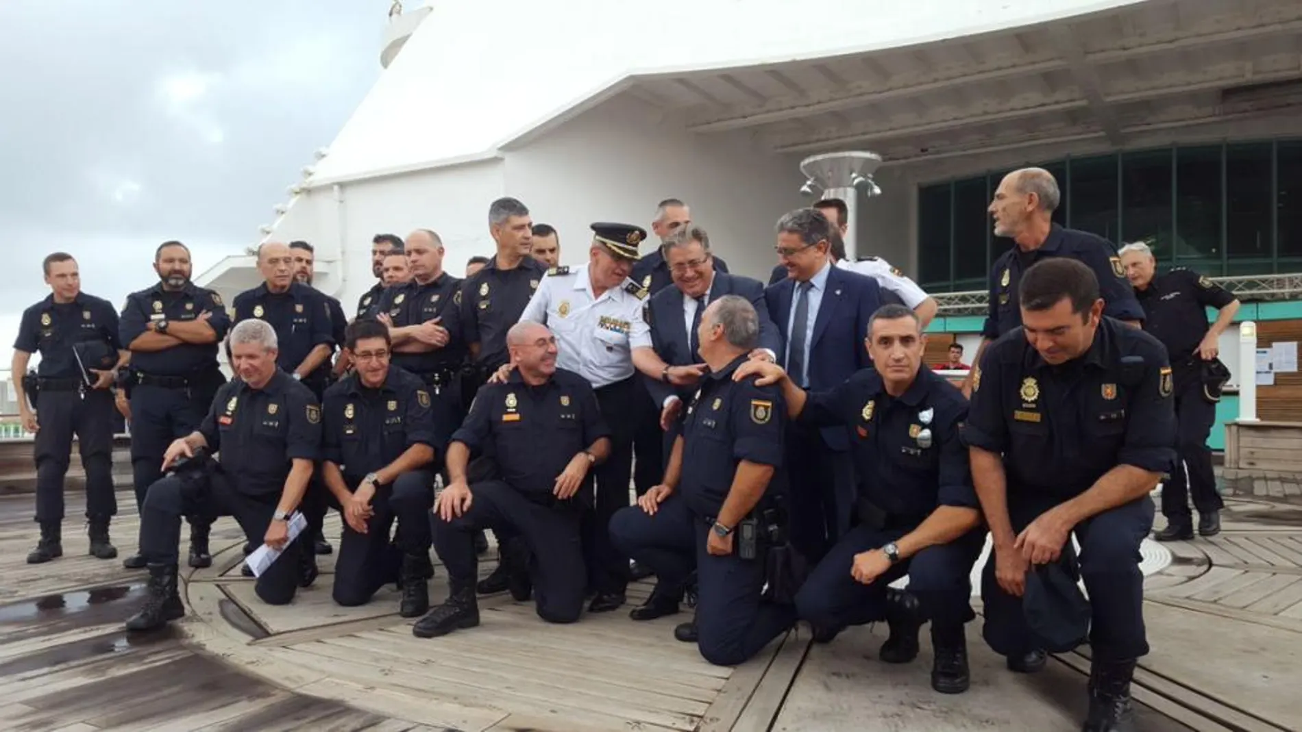 El ministro del Interior, Juan Antonio Zoido, el pasado 4 de octubre, con varios agentes en el Puerto de Barcelona