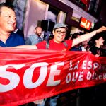 Personas congregadas a las puertas de la sede del PSOE en Madrid desde donde siguen el escrutinio de las elecciones. EFE/ Javier López
