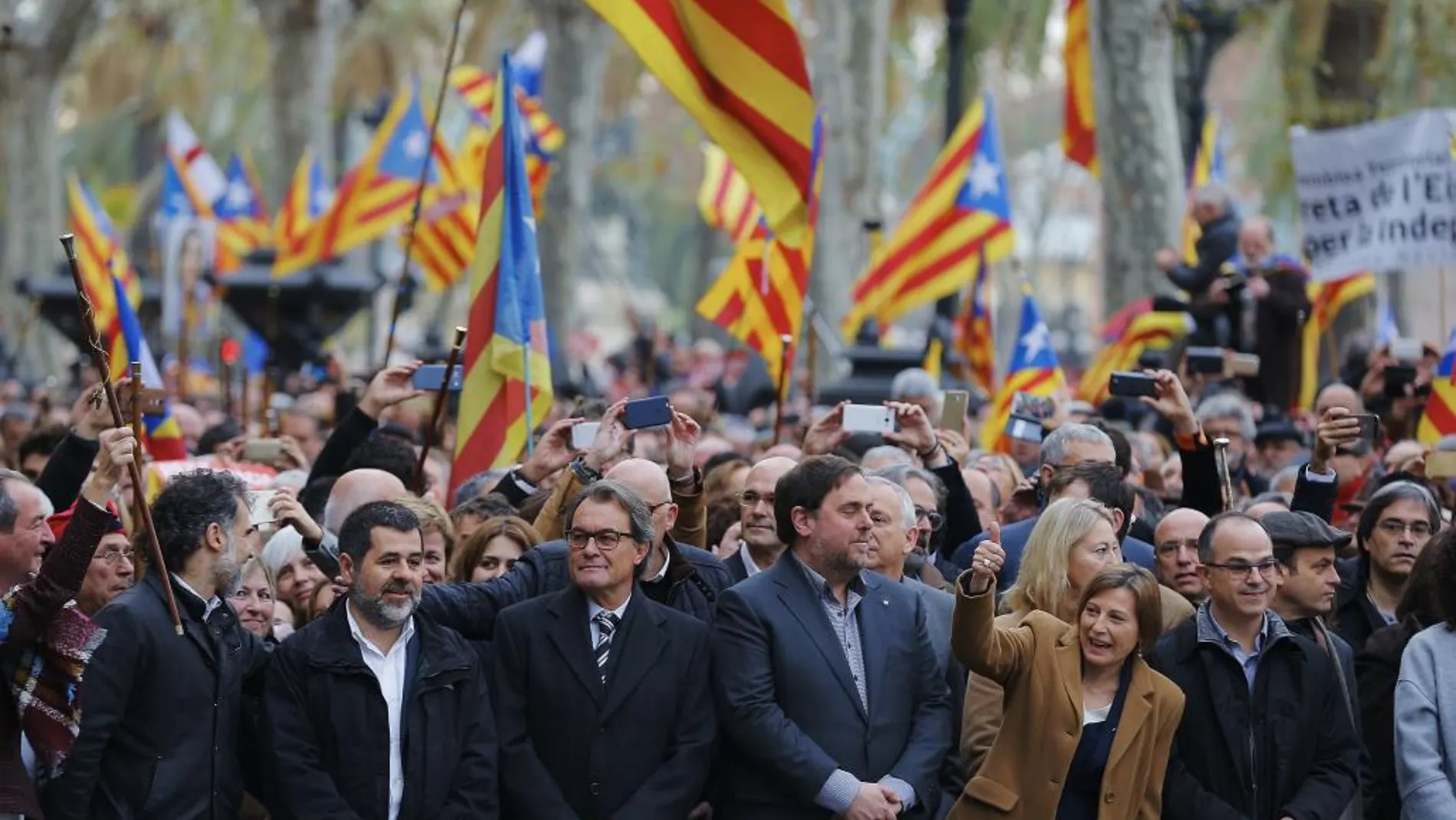 El pasado día 16 de diciembre la presidenta del Parlament, Carme Forcadell (2d), acompañada por el vicepresidente de la Generalitat, Oriol Junqueras (3d); el expresidente Artur Mas (3i); el portavoz de JxS, Jordi Turull (d), otros miembros del gobierno catalán y otros cargos electos del soberanismo, a su llegada al Tribunal Superior de Justicia de Cataluña