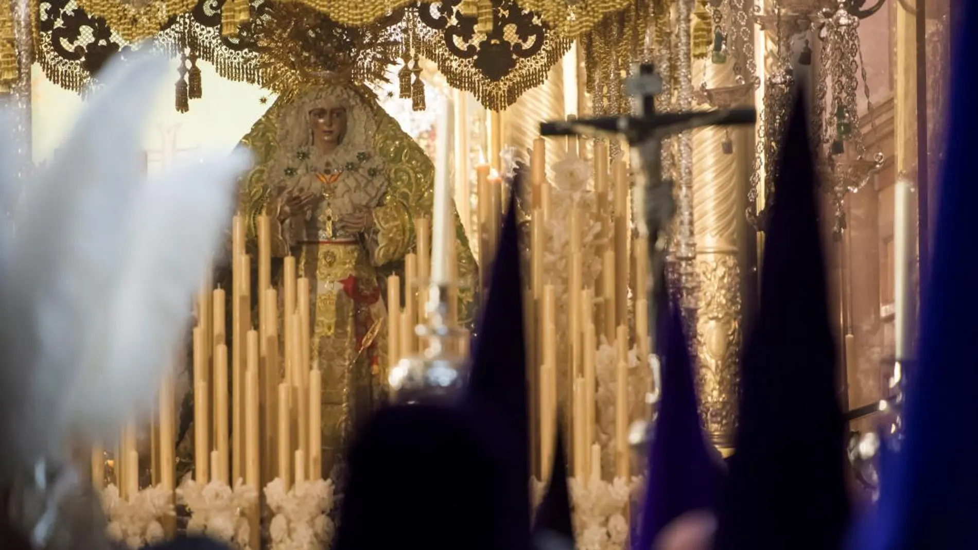 La Virgen de La Macarena en su Templo momentos antes de efectuar su estación de Penitencia en la Madrugá.