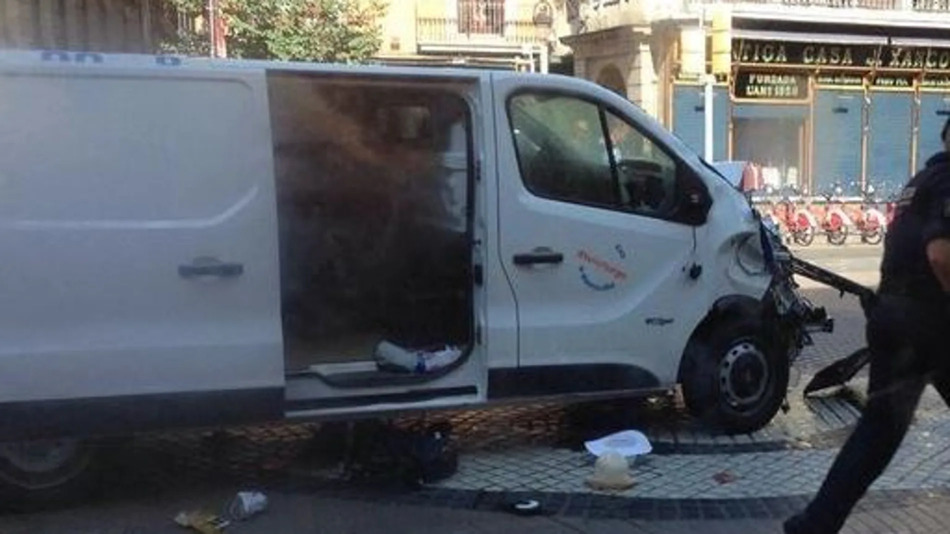 La furgoneta con la que se ha producido el atropello de Barcelona.