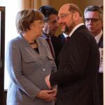 El líder del partido Socialdemócrata (SPD), Martin Schulz, la canciller alemana Angela Merkel