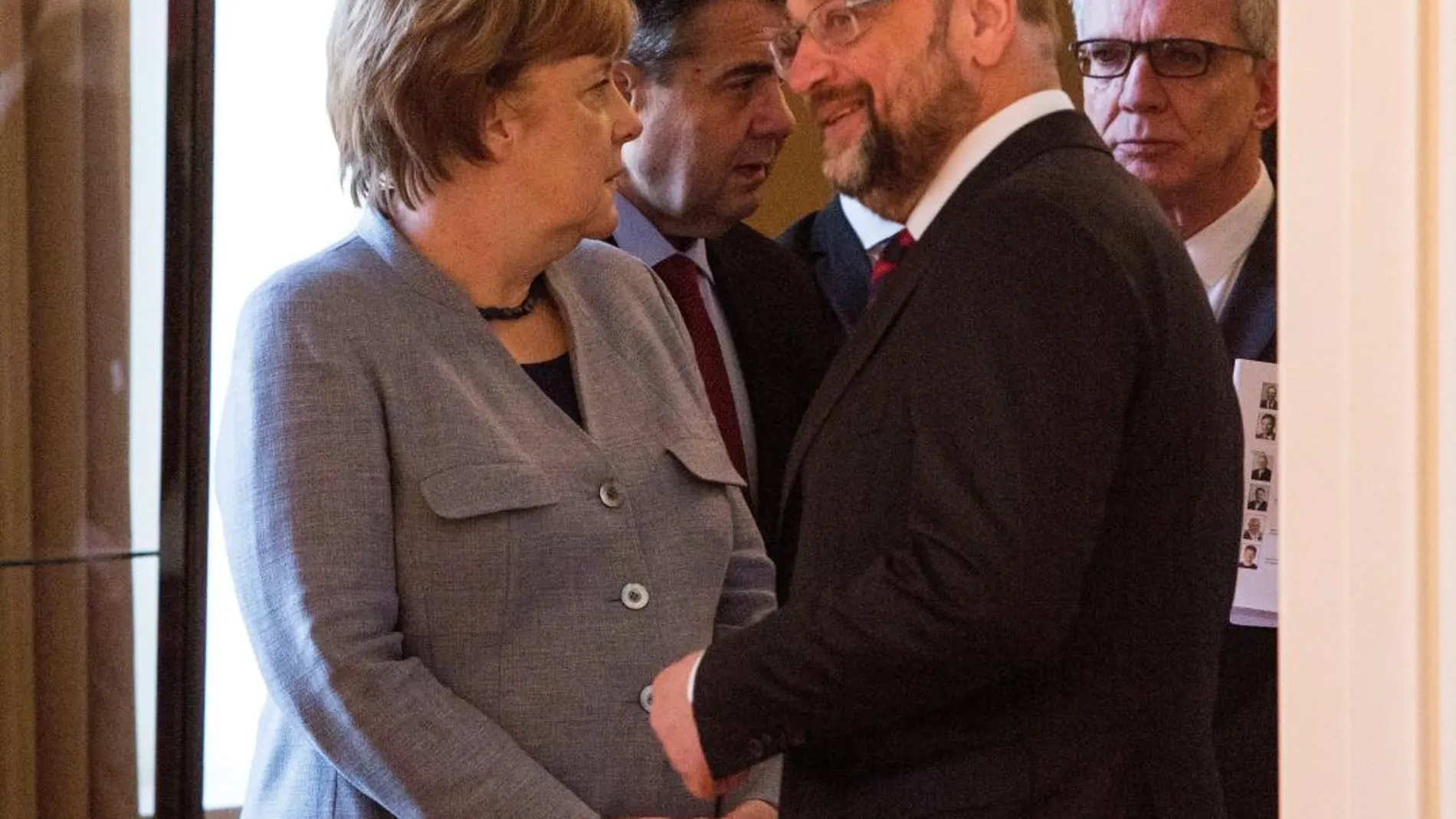 El líder del partido Socialdemócrata (SPD), Martin Schulz, la canciller alemana Angela Merkel
