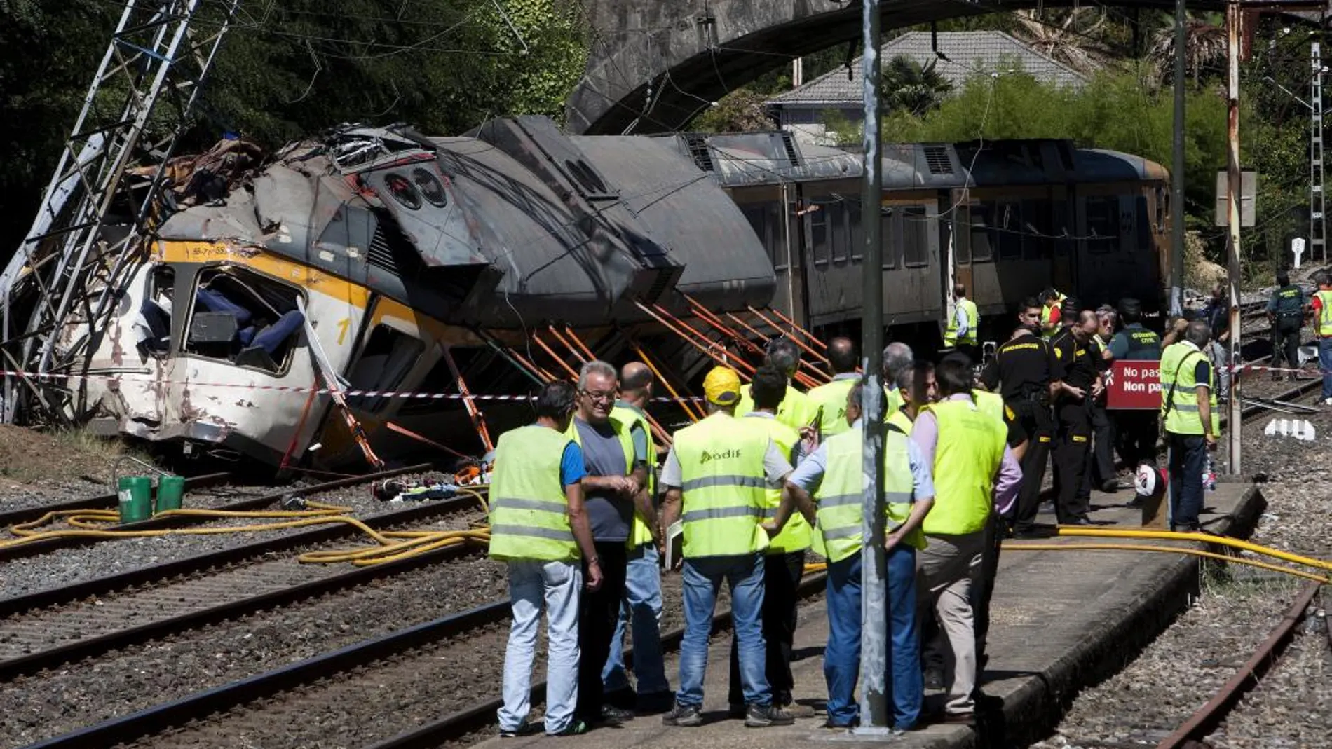 Personal de Adif, Guardia Civil y seguridad junto al tren de la compañía Comboios de Portugal que cubría la línea entre Vigo y Oporto