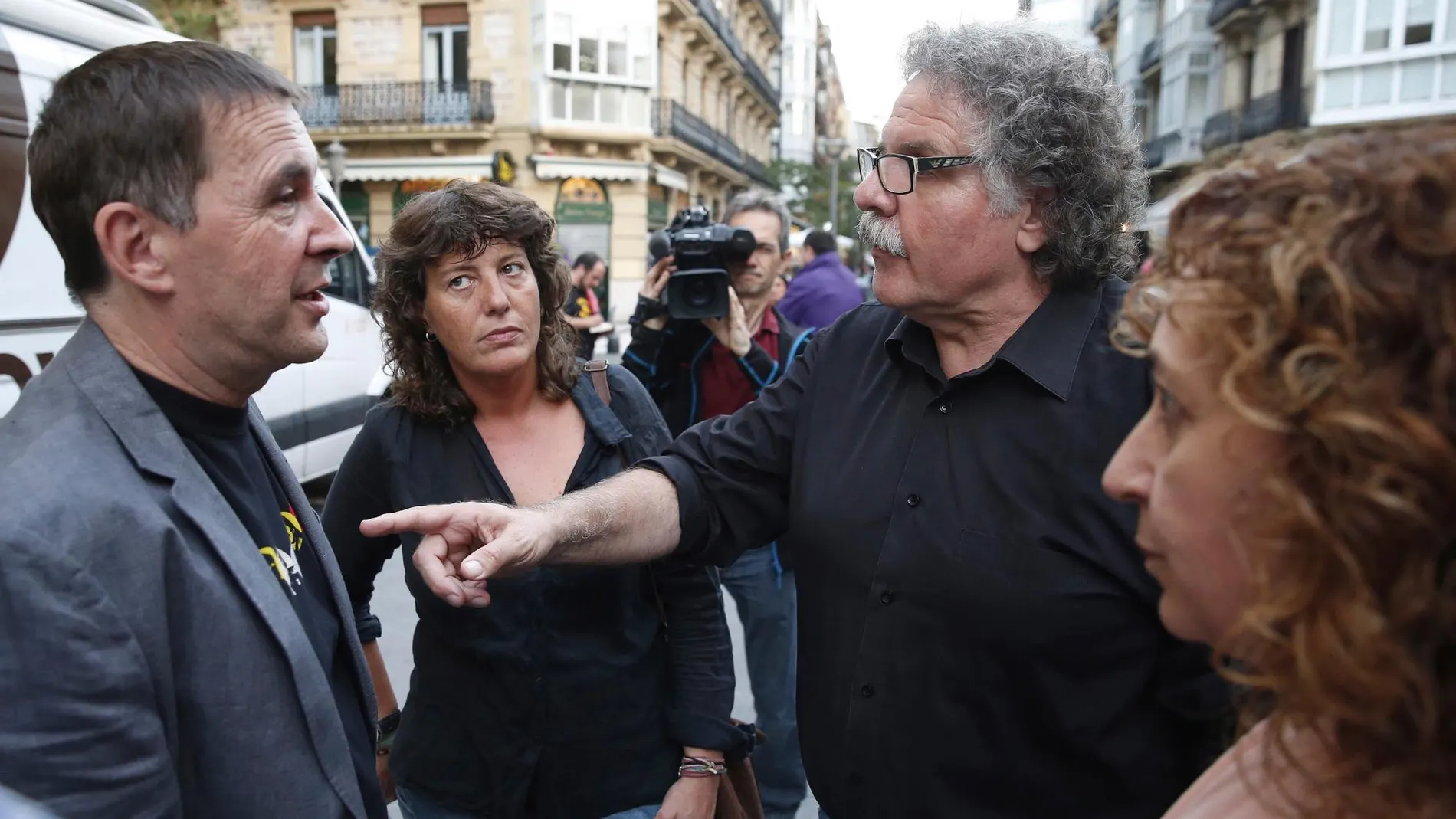 El dirigente de la izquierda abertzale Arnaldo Otegi con el diputado de ERC, Joan Tardá