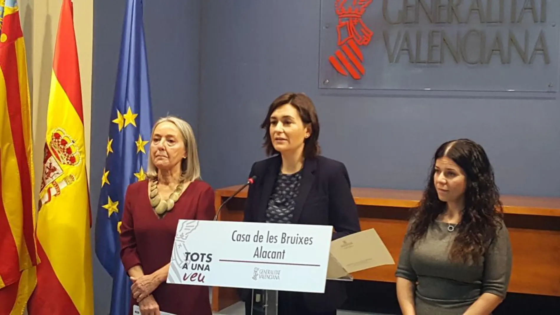 La consellera de Sanidad (en el centro), que intenta dejar sin pacientes al IVO, en el momento de anunciar ayer que se facilitará la atención farmacéutica domiciliaria a 30.000 valencianos dependientes con cuidador no profesional