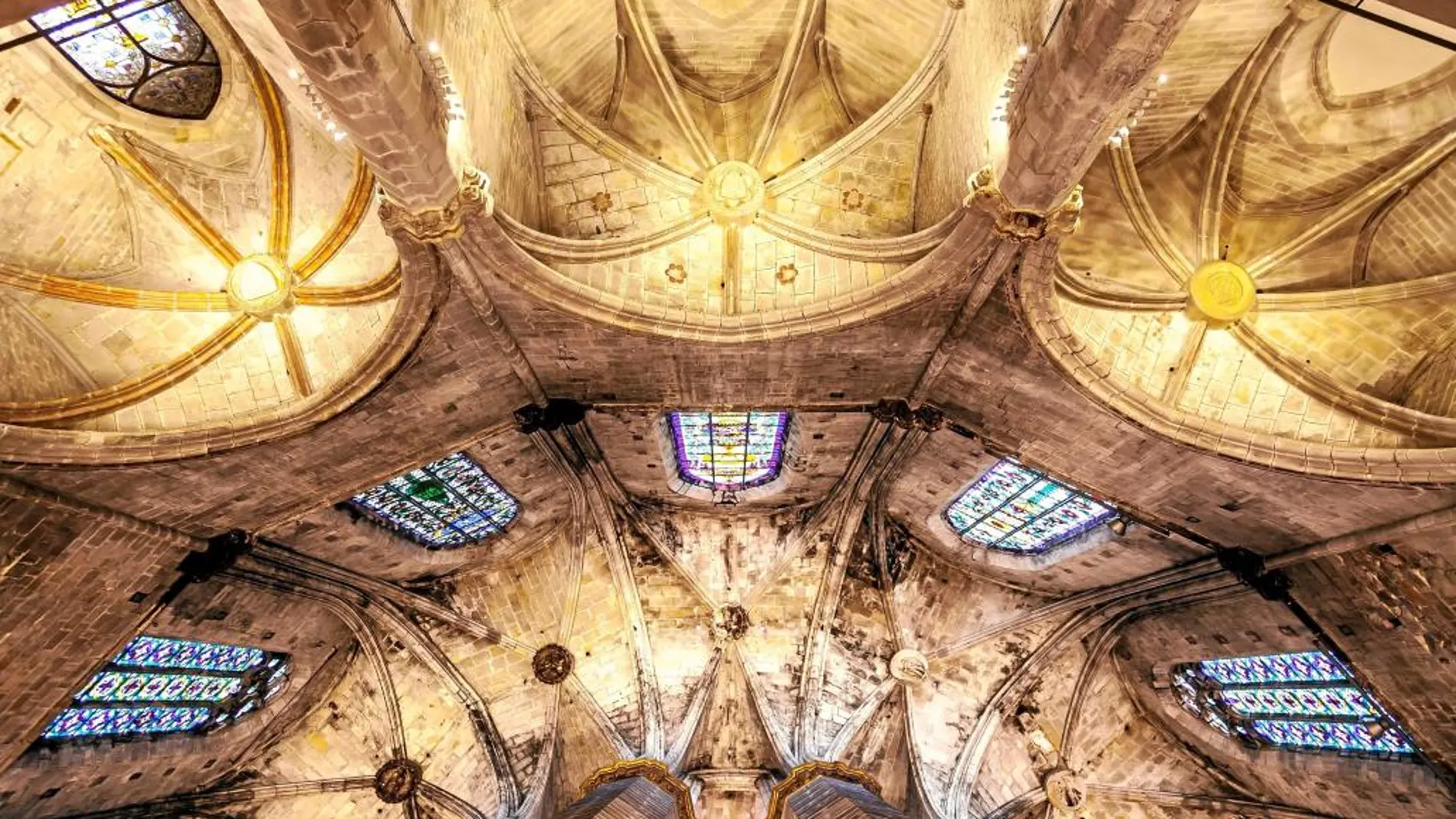 Interior del templo barcelonés con los tres protagonistas de la ficción: Aitor Luna, Michelle Jenner y Silvia Abascal