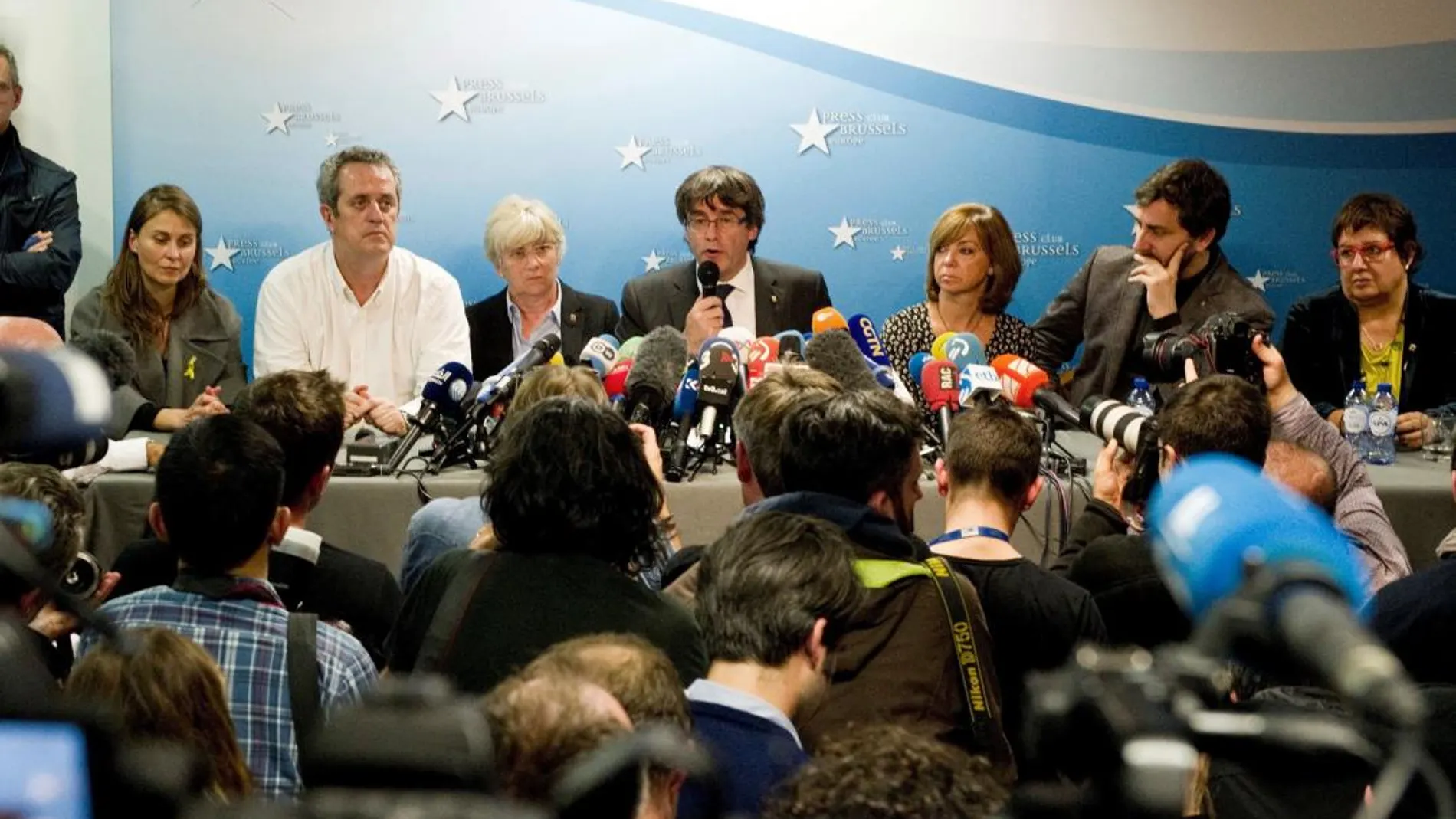 Puigdemont junto a los exconsejeros en Bruselas