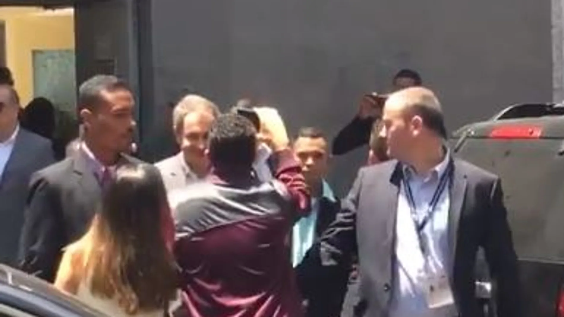 Zapatero a la salida del centro de votación