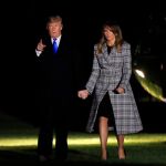 El presidente estadounidense, Donald Trump, y la primera dama, Melania Trump, a su llegada desde South Lawn a la Casa Blanca, ayer / Foto: Ap