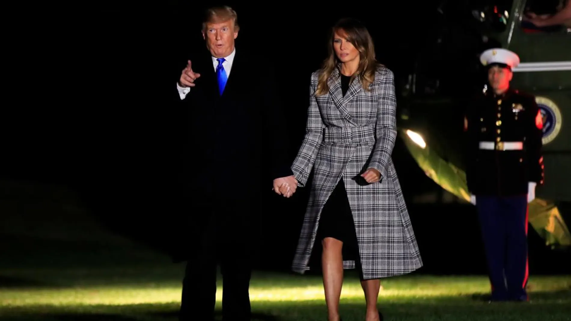 El presidente estadounidense, Donald Trump, y la primera dama, Melania Trump, a su llegada desde South Lawn a la Casa Blanca, ayer / Foto: Ap