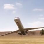 Momento en el que el avión impacta por primera vez contra el suelo