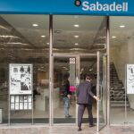 Sabadell gana 425,3 millones, un 20,7% más, y reduce la mora al nivel de 2012