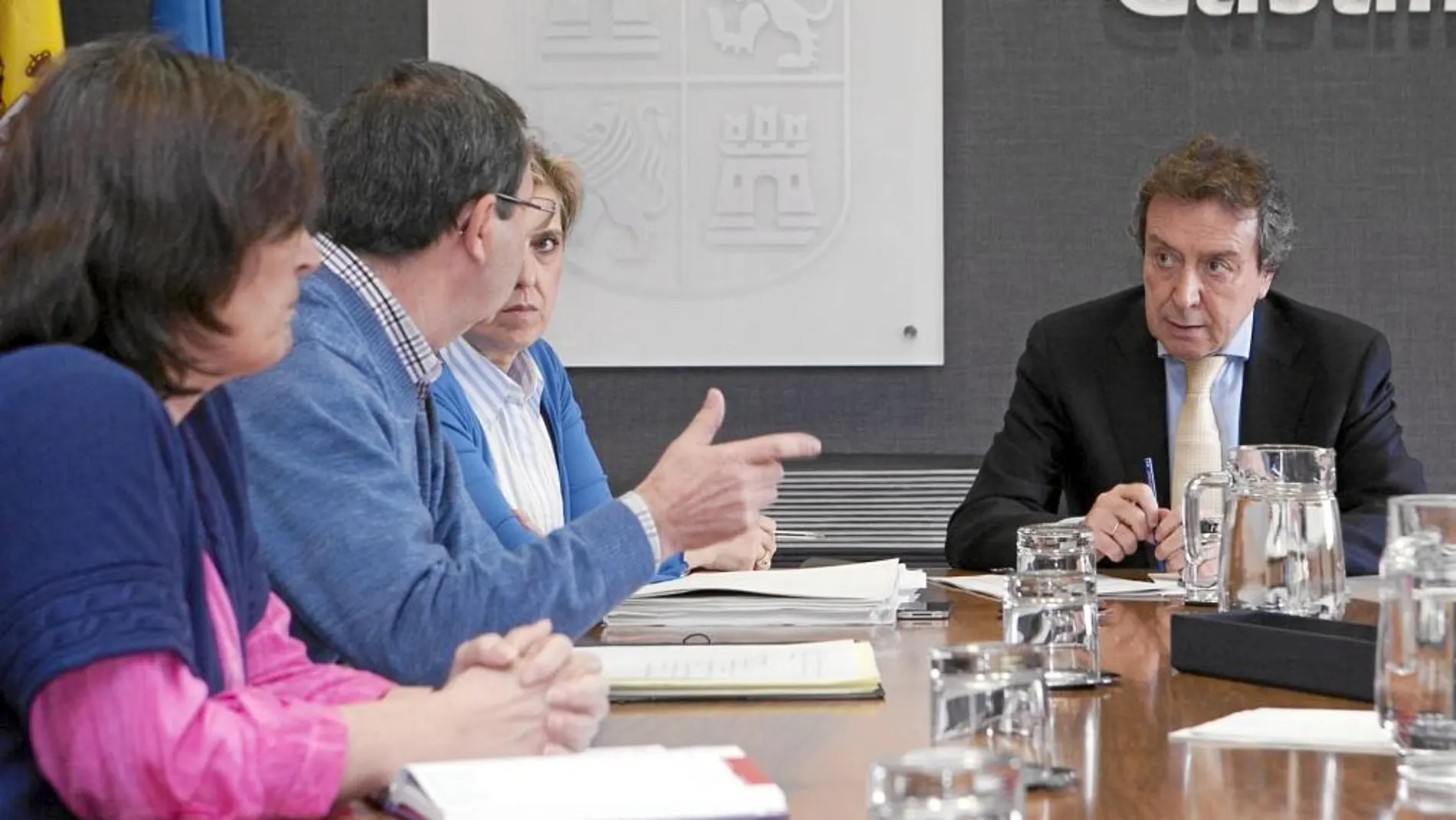 De Santiago-Juárez se reúne con los alcaldes de la zona de Treviño