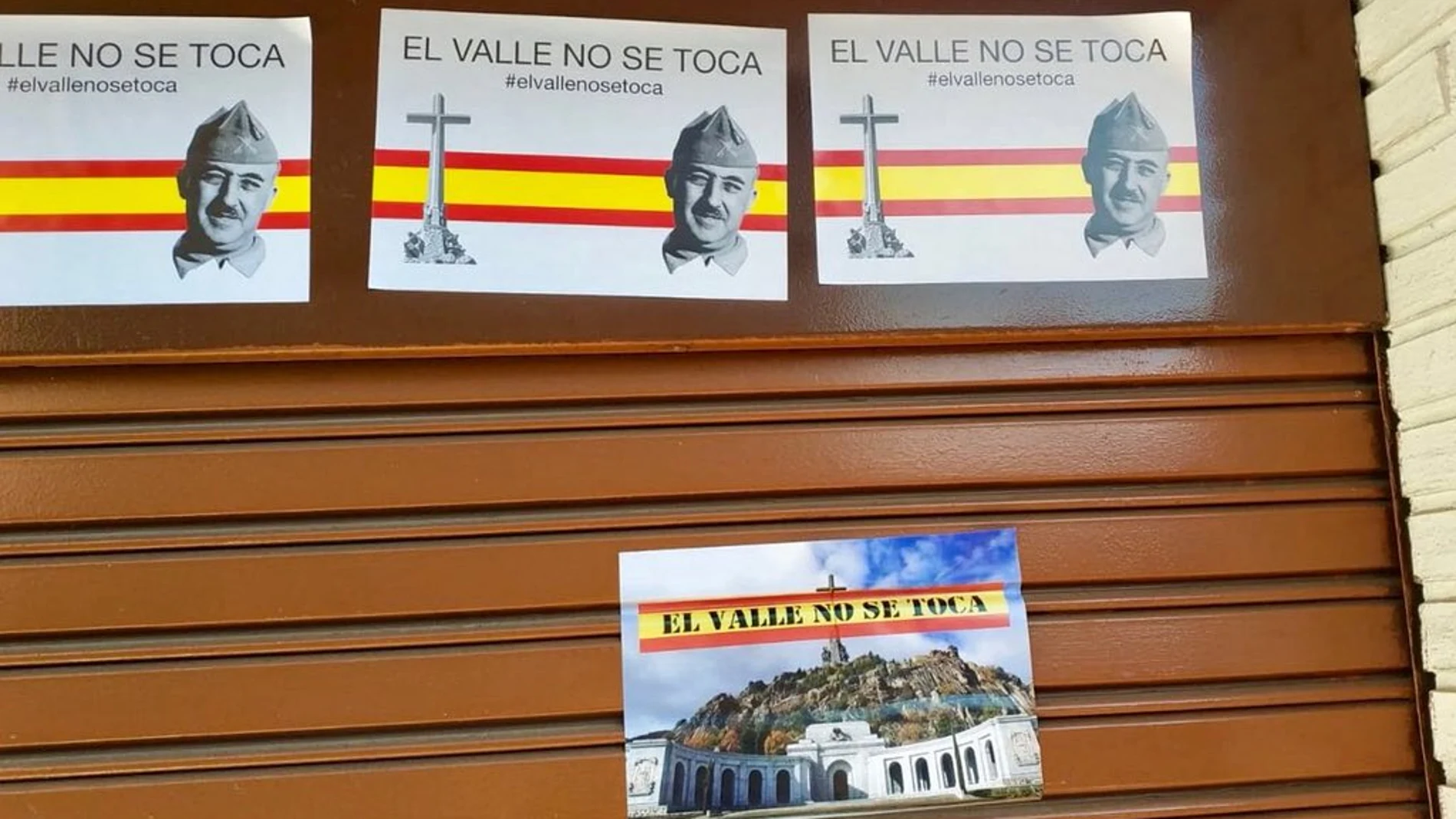 Imagen de los carteles en la sede del PSOE del Alcalá