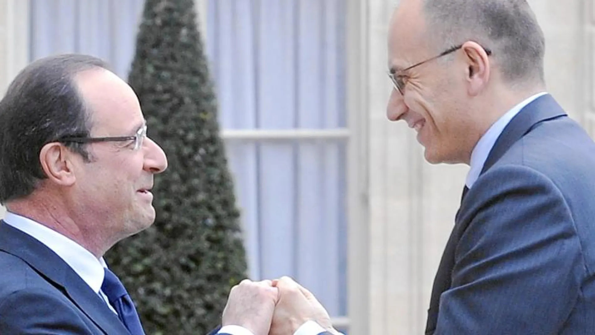 El presidente francés, François Hollande, y el primer ministro italiano, Letta, se saludan ayer en el Elíseo