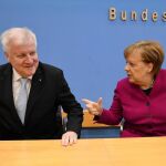 El líder del Partido Socialdemócrata (SPD), Horst Seehofer (i), y la canciller alemana y líder de la Unión Cristianodemócrata (CDU), Angela Merkel