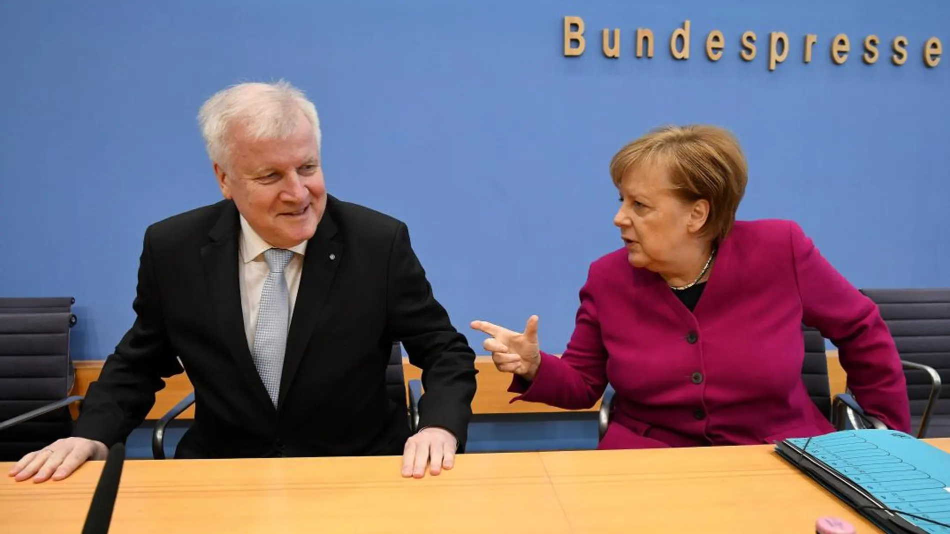 El líder del Partido Socialdemócrata (SPD), Horst Seehofer (i), y la canciller alemana y líder de la Unión Cristianodemócrata (CDU), Angela Merkel
