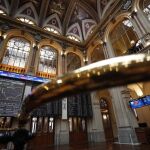 Paneles de la Bolsa de Madrid, ayer