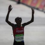 La atleta Jelagat Jemima Sumgong celebra la victoria en la maratón de mujeres de los Juegos Olímpicos Río 2016