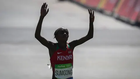 La atleta Jelagat Jemima Sumgong celebra la victoria en la maratón de mujeres de los Juegos Olímpicos Río 2016