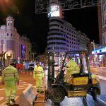 A las 23 horas comenzó anoche la instalación de vallas en la acera de los impares