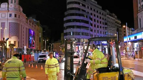 A las 23 horas comenzó anoche la instalación de vallas en la acera de los impares