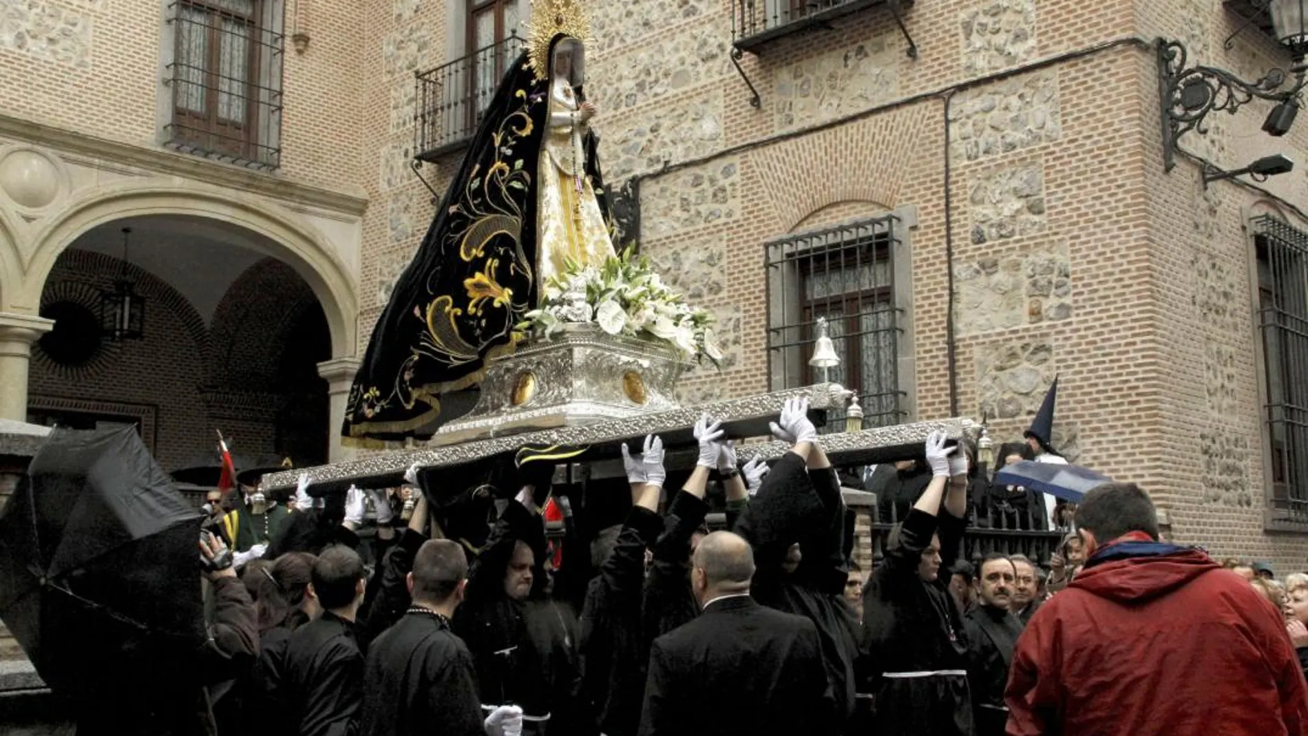 Momento de la salida de la procesión de la Soledad en años anteriores