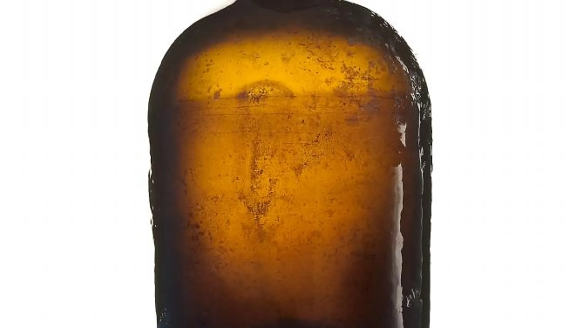 Una de las botellas halladas en el barco naufragado