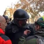Captura del tenso momento entre el mosso y el manifestante en Barcelona el pasado viernes / Twitter