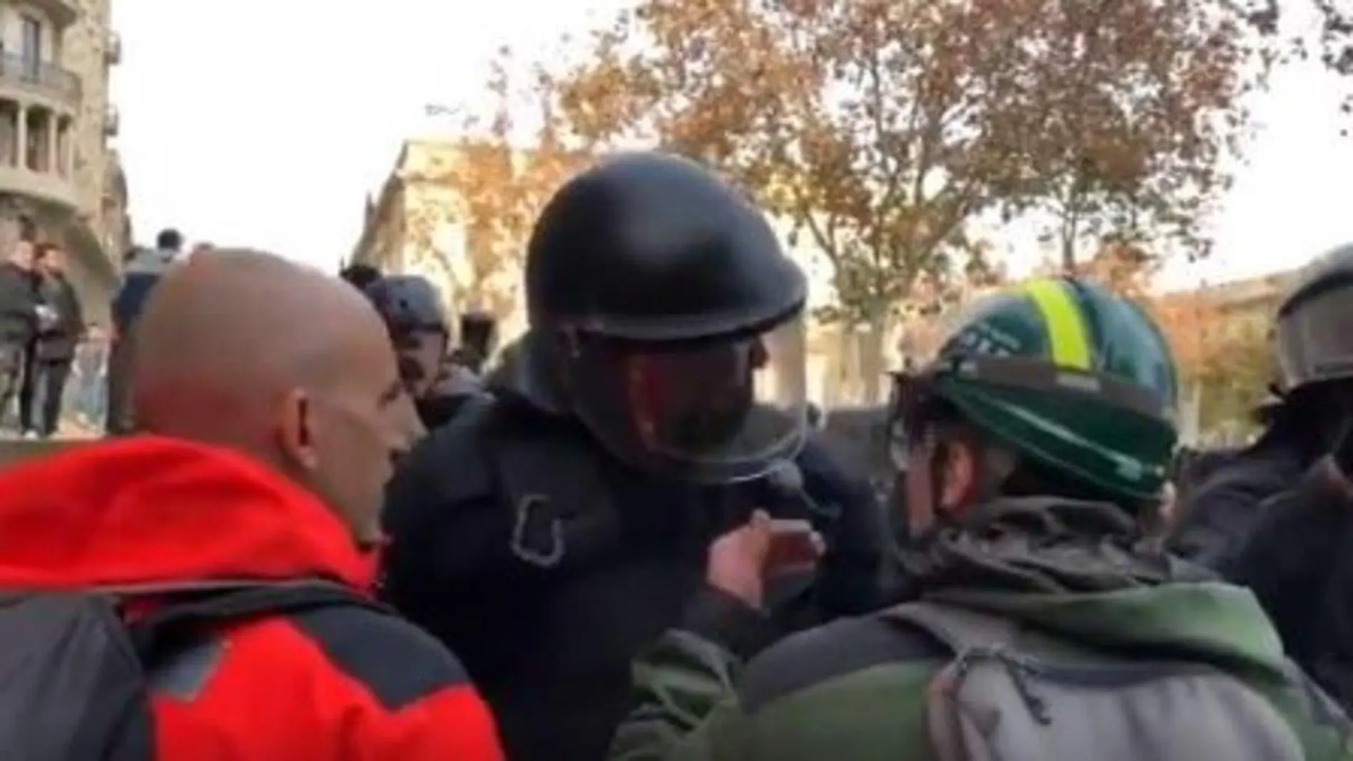 Captura del tenso momento entre el mosso y el manifestante en Barcelona el pasado viernes / Twitter