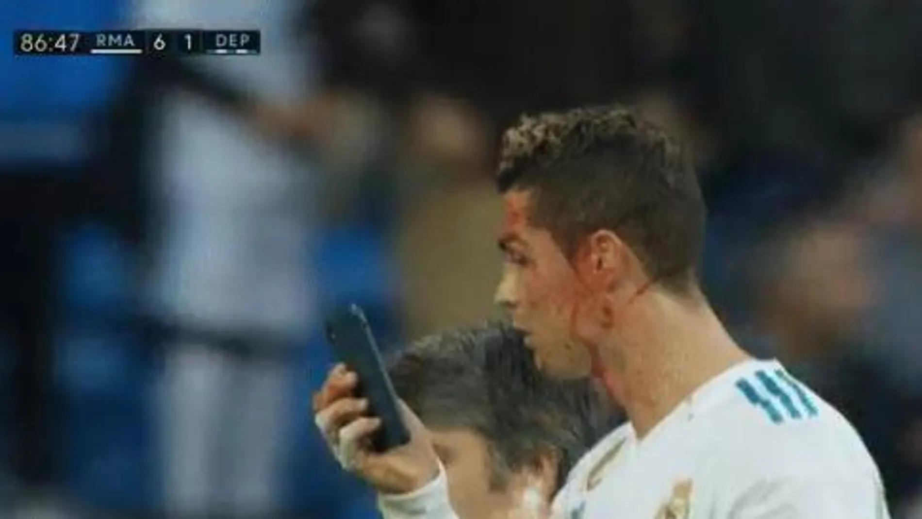 La última de Cristiano Ronaldo: pedir un móvil en pleno partido para mirarse