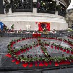 Un símbolo de la paz en la plaza de la República, epicentro de los homenajes populares a los fallecidos el 13-N