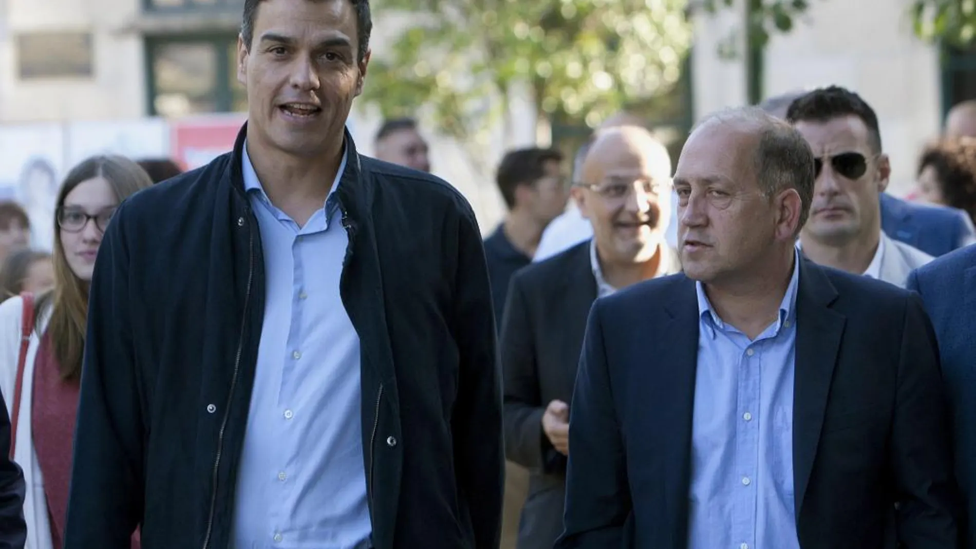 El secretario general del PSOE, Pedro Sanchez, junto al candidato del partido a la presidencia de la Xunta, Xoaquín Fernández Leiceaga