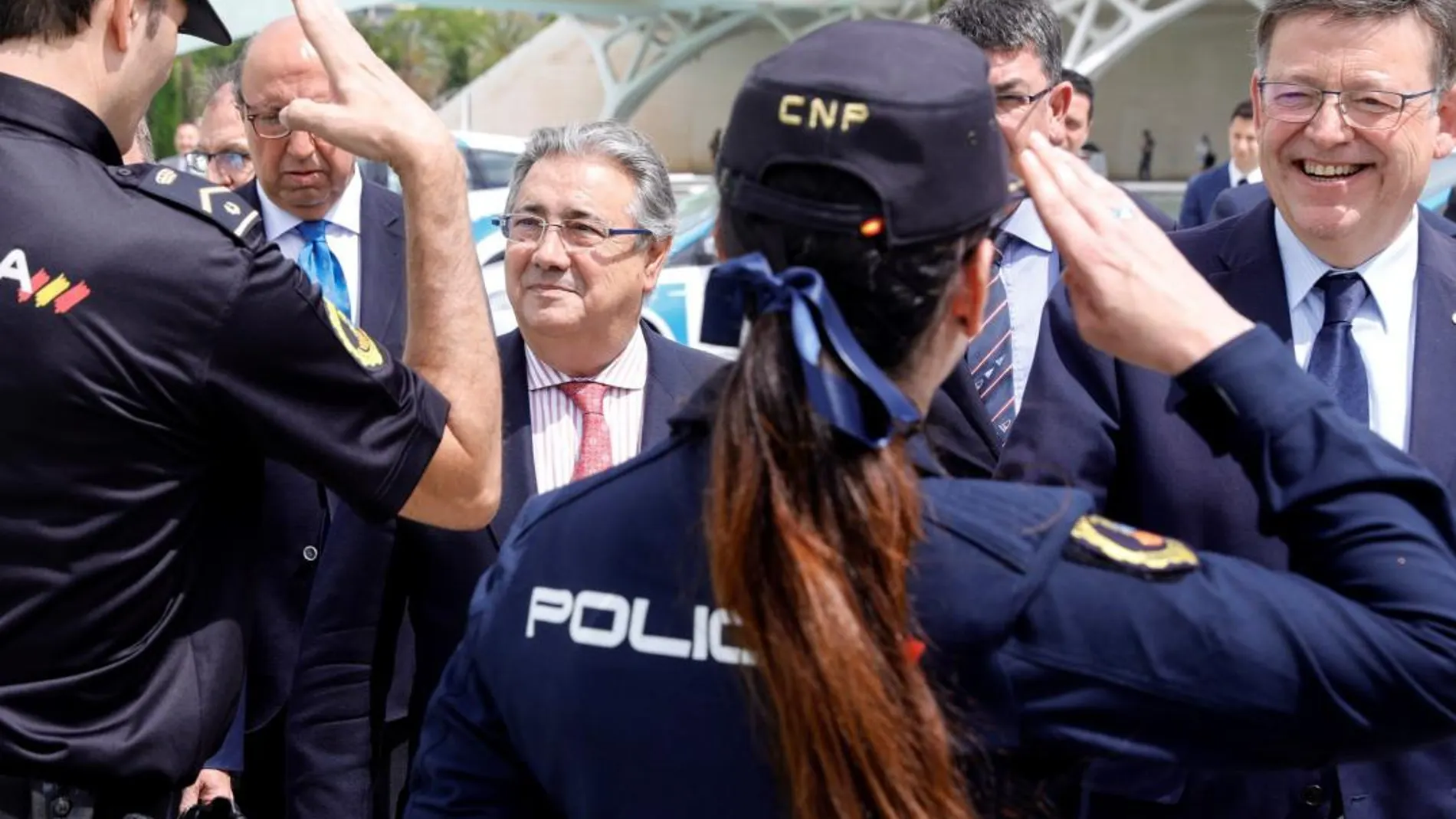 EFE. El ministro del Interior junto al presidente de la Generalitat, saludan a los efectivos de la Policía Autonómica que les rindieron honores