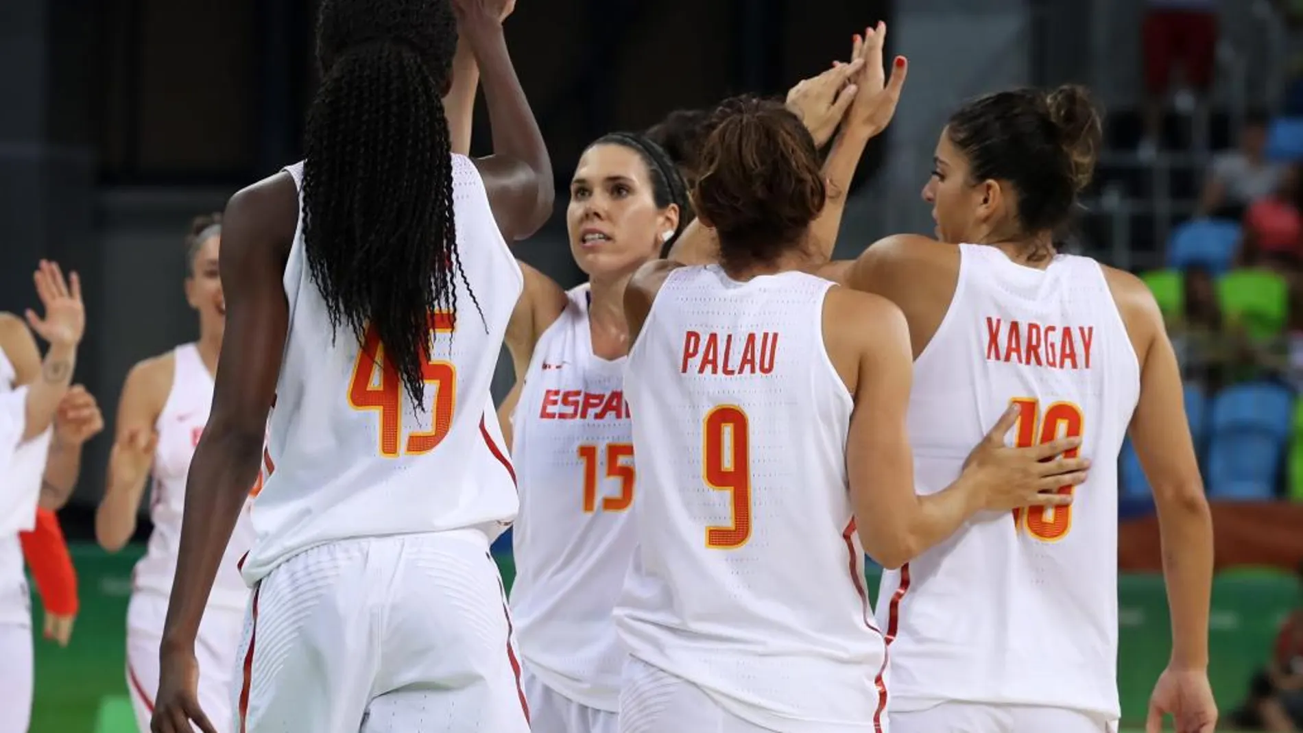 Las jugadoras de la selección nacional se felicitan tras la victoria ante Canadá