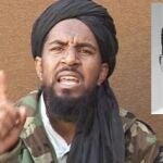 Abu Anas al Libi. Arriba a la derecha, foto de la ficha del FBI. El cabecilla de Al Qaeda ha sido capturado en Libia por Estados Unidos.