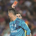 Momento en el que el árbitro muestra la tarjeta roja a Cristiano