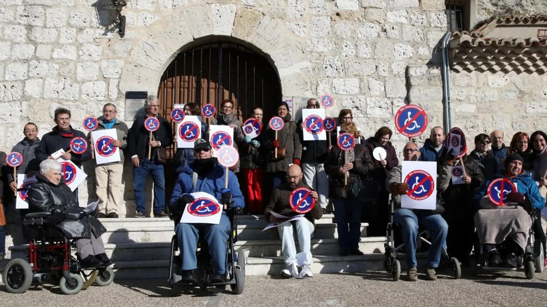 Concentracion de COCEMFE para pedir acceso al Museo Victorio Macho ubicado a los pies del Cristo del Otero entre otros sitios a los que no pueden acceder