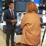 Saúl N. Amado, presidente de la Asociación Projoven de Valladolid, durante una entrevista en televisión. A la derecha, cartel de la mesa redonda que se celebra mañana en la Universidad Europea Miguel de Cervantes (UEMC) de la capital vallisoletana
