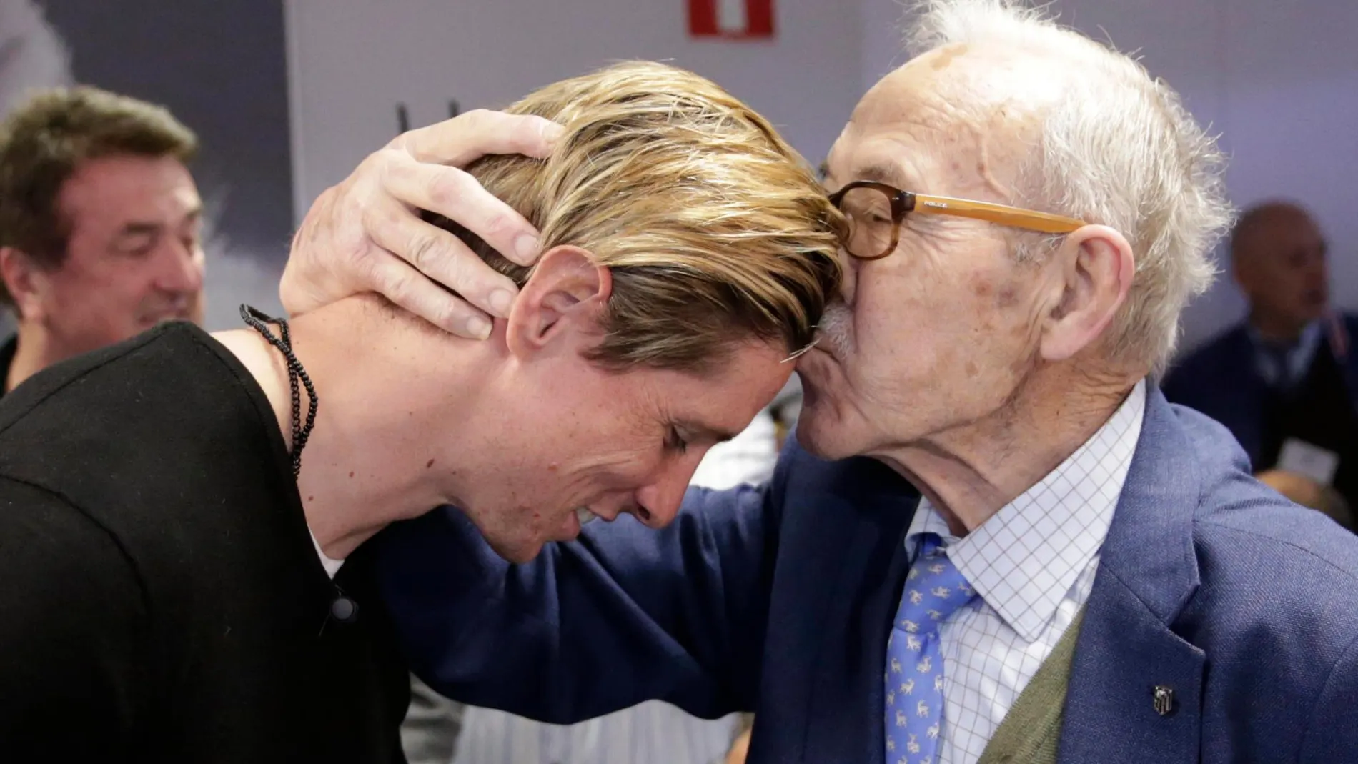Manuel Briñas besando la frente de Fernando Torres, una de sus perlas canteranas