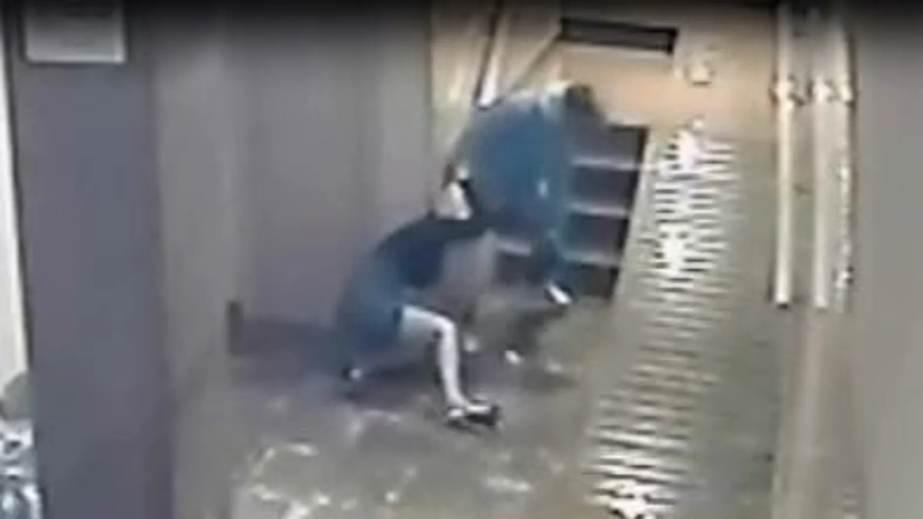 La mujer, tras ser agredida, fue arrastrada por los pelos hasta el ascensor