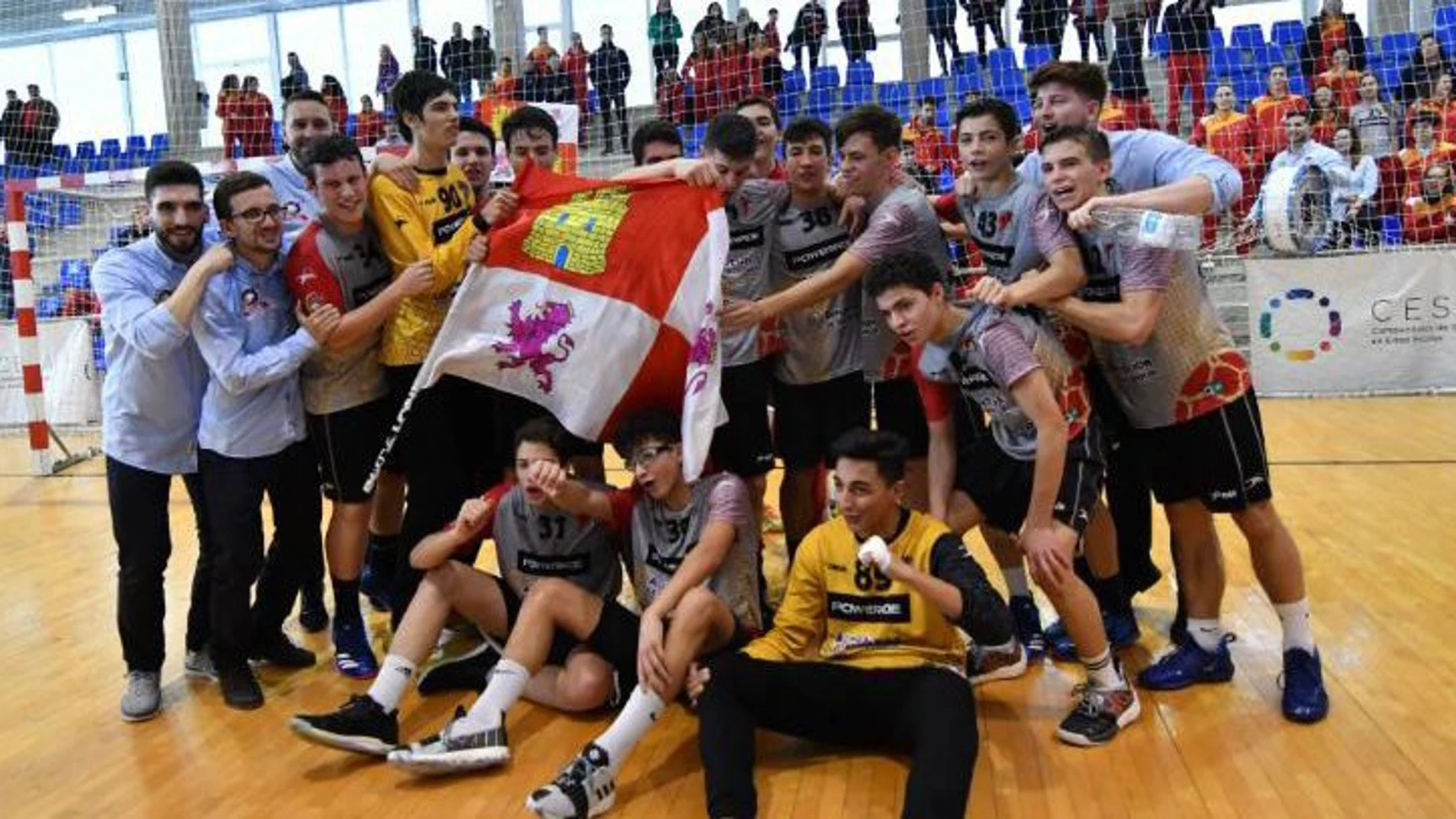 Los integrantes del equipo cadete campeón de España muestran su alegría al quedar campeones