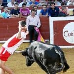 Un mozo corta a un novillo durante las pasadas fiestas patronales de la localidad segoviana de Cuéllar