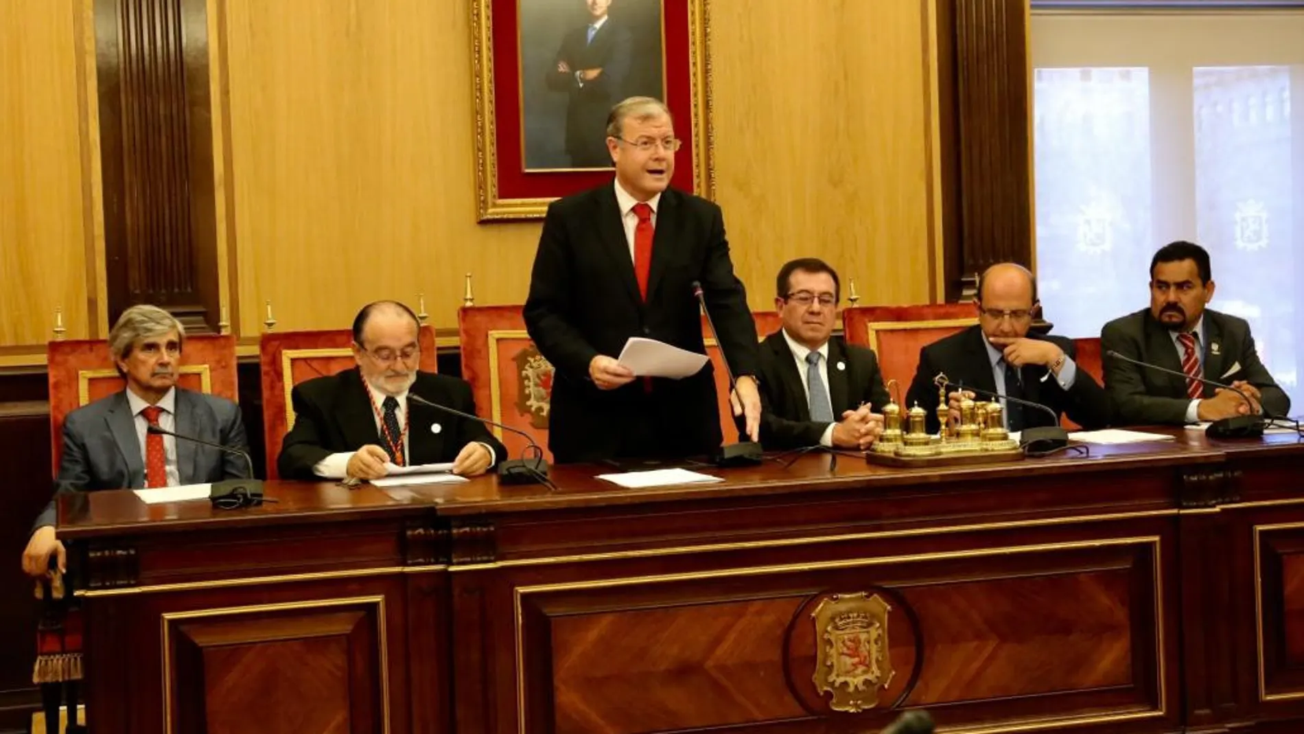 El alcalde de León, Antonio Silván, junto a Castañón; García Marín; Galiano; González Ramírez y Rincón García